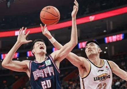 关于费德勒在曼联比赛中出色防守，大胜引发热议！的信息